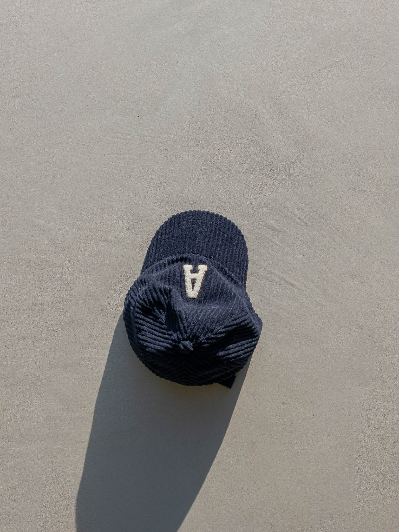 Ribfluwelen navy pet